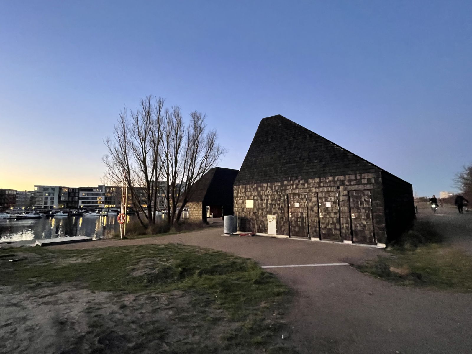 Toiletter for enden af bygningen