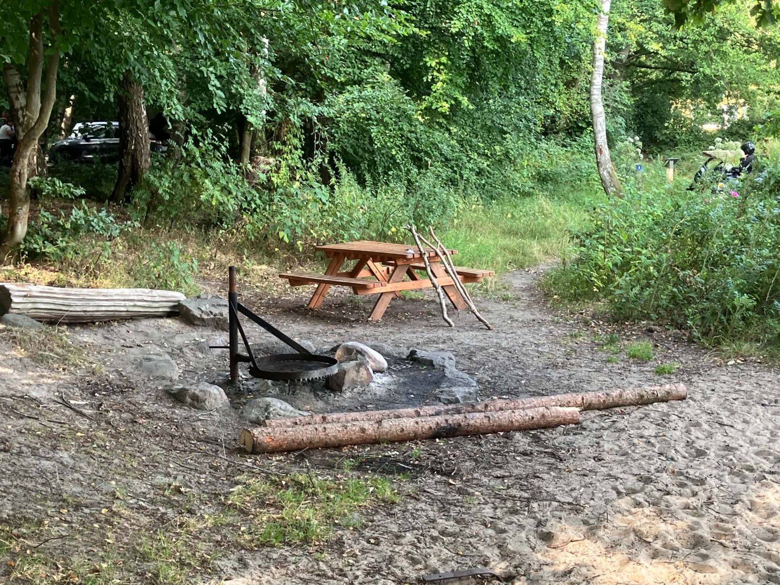 Bord/bænksæt i træ på stranden