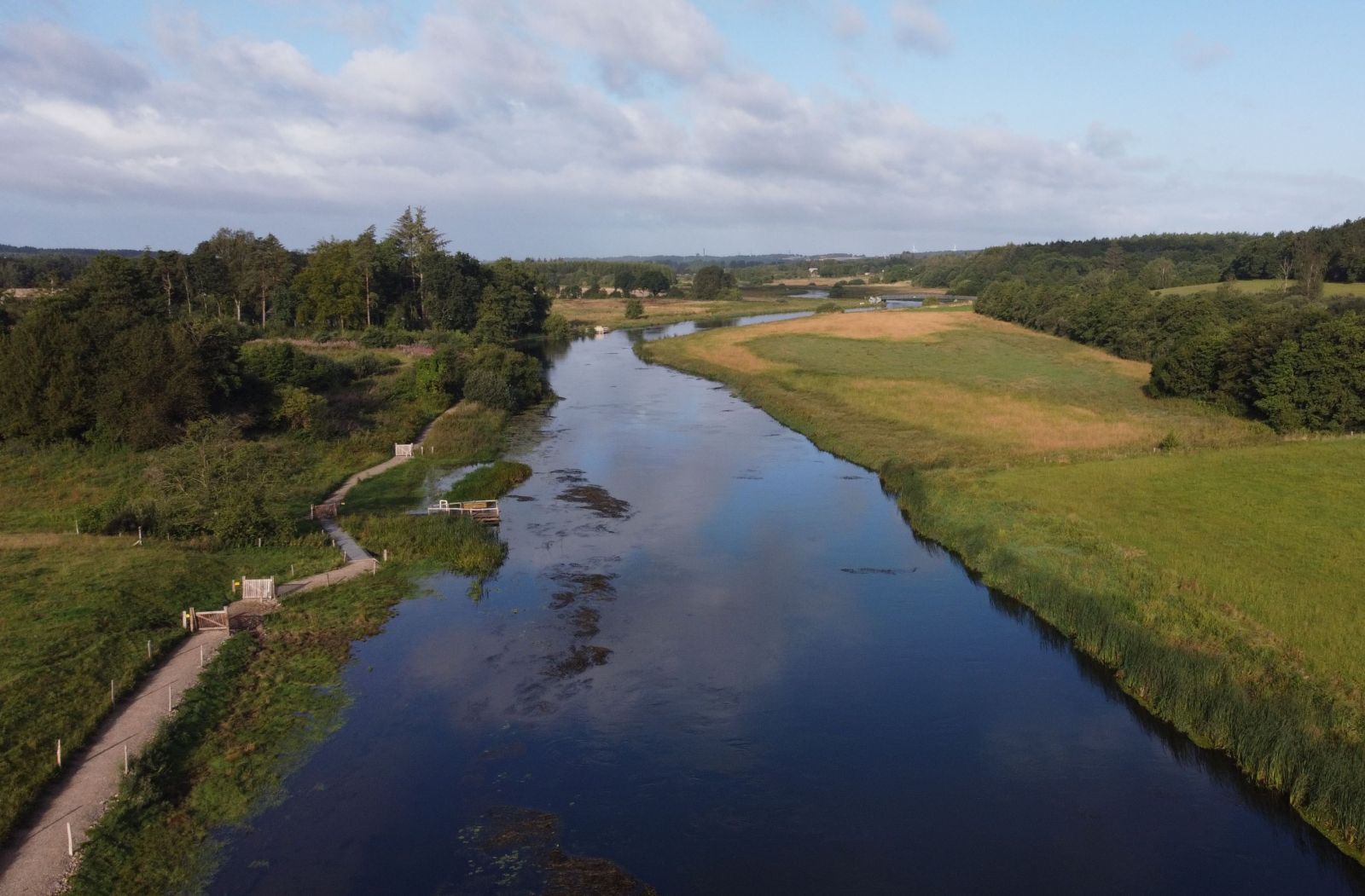 Dronefoto af Gudenåstien med låger
