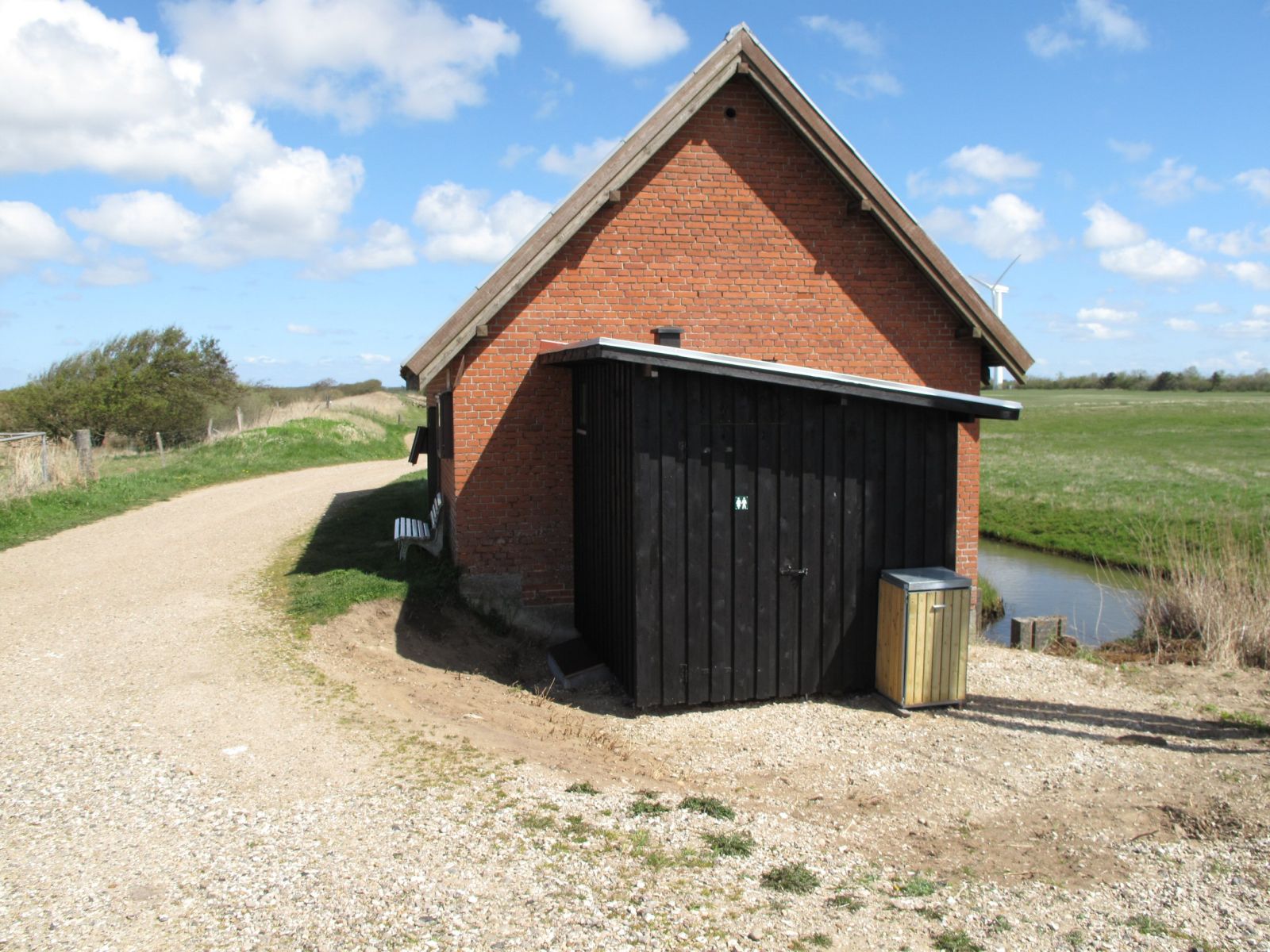Vandpost ved muldtoilet