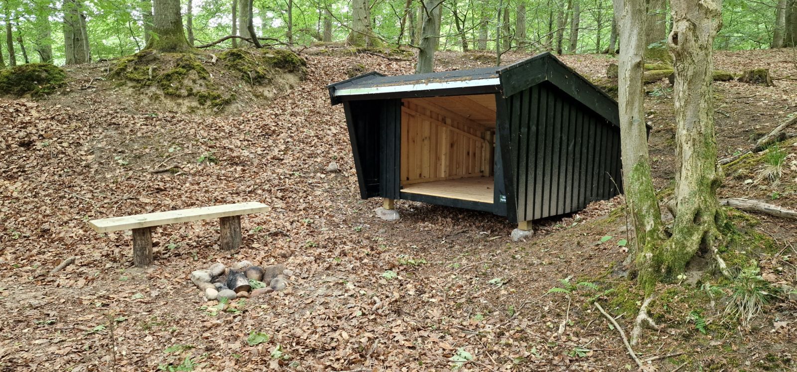 Shelter med bænk og bålsted