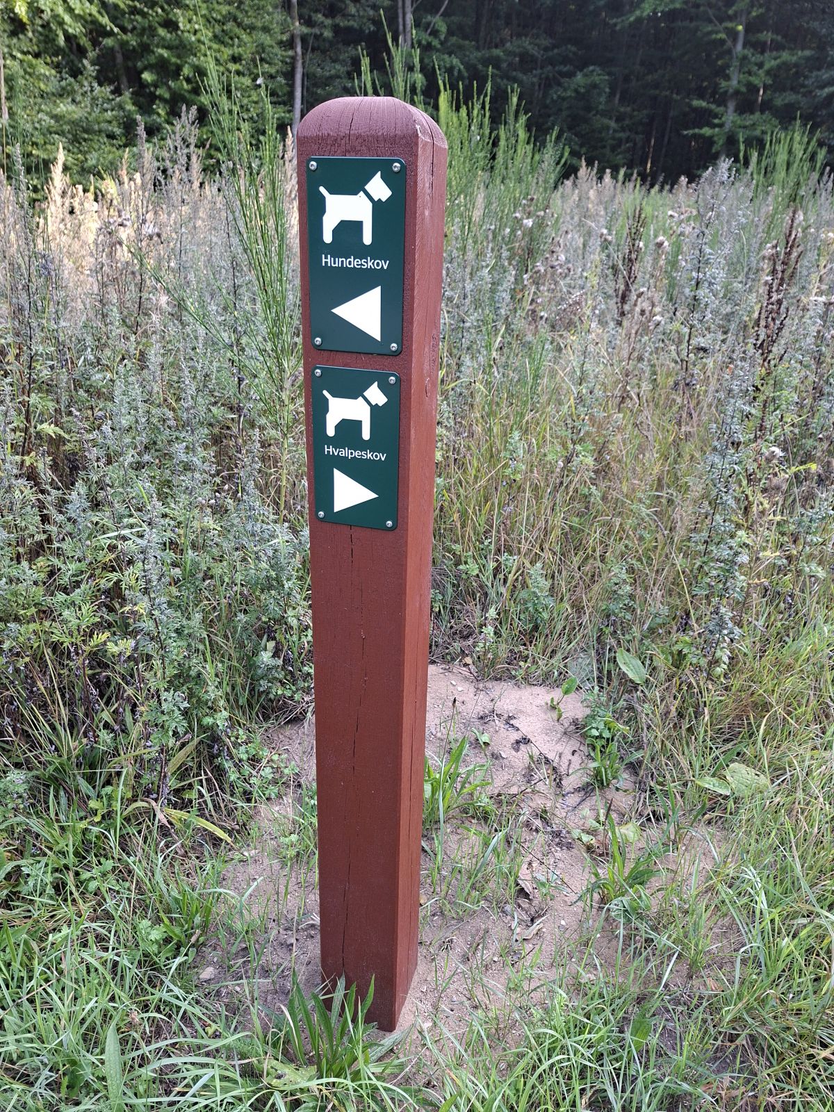 Pictogrampæl med henvisning til Harte Hundeskov og Harte Hvalpeskov