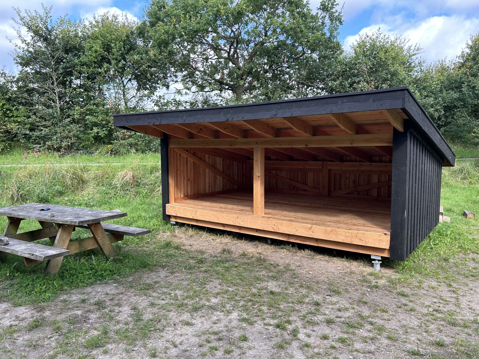 Shelter med bordbænkesæt