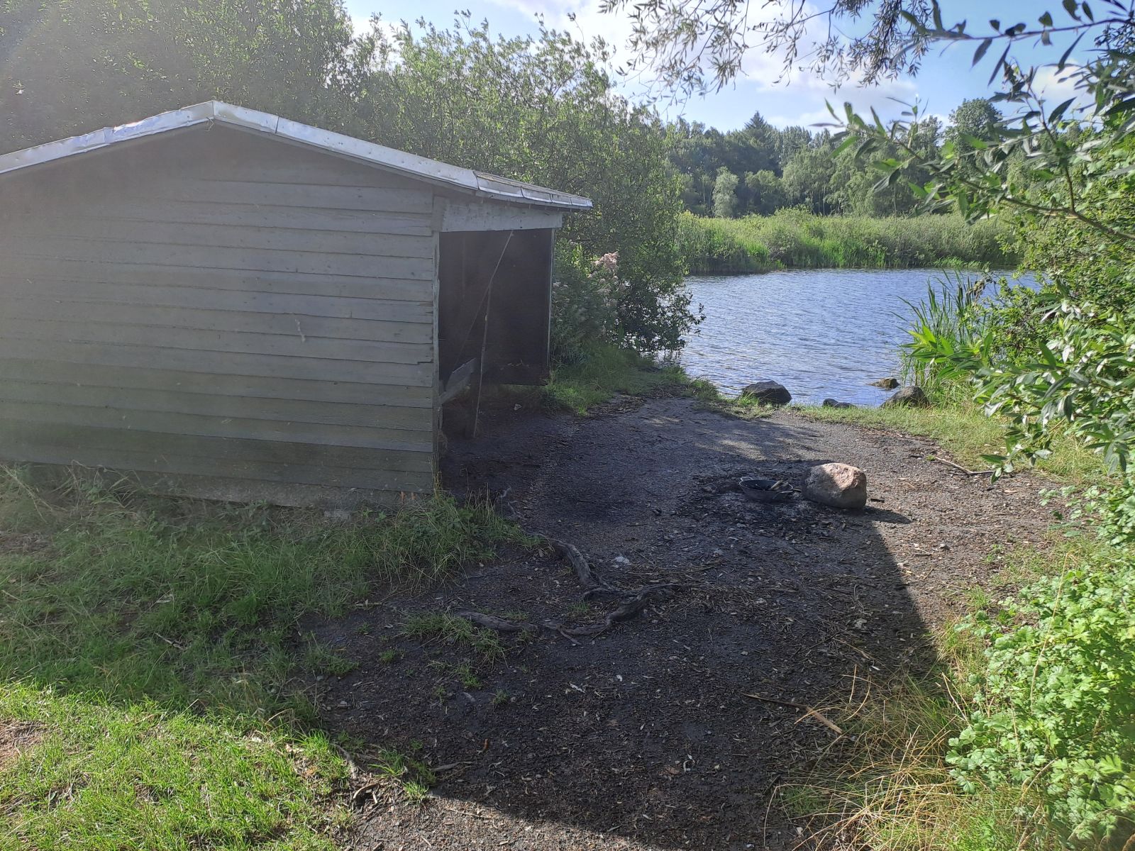 foto af shelter ved sø
