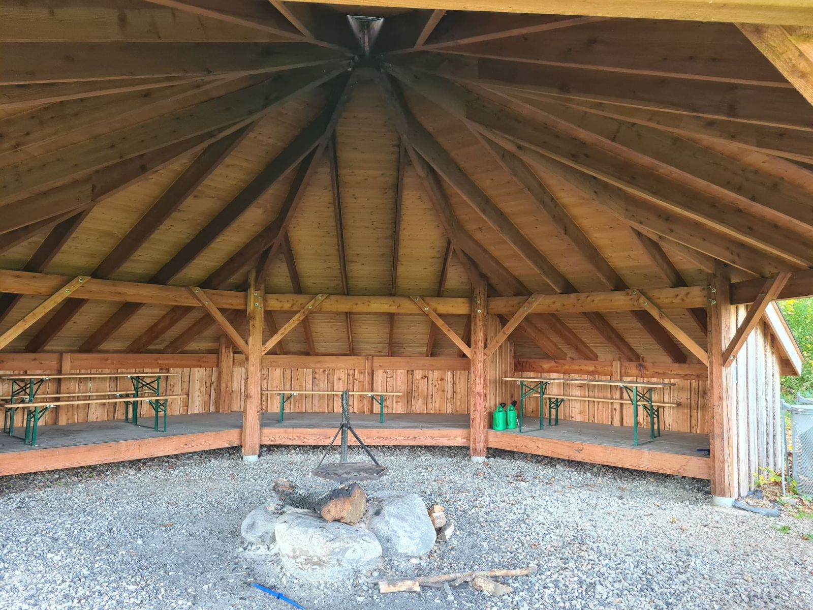 Bålhytten set indefra med shelterkassetter