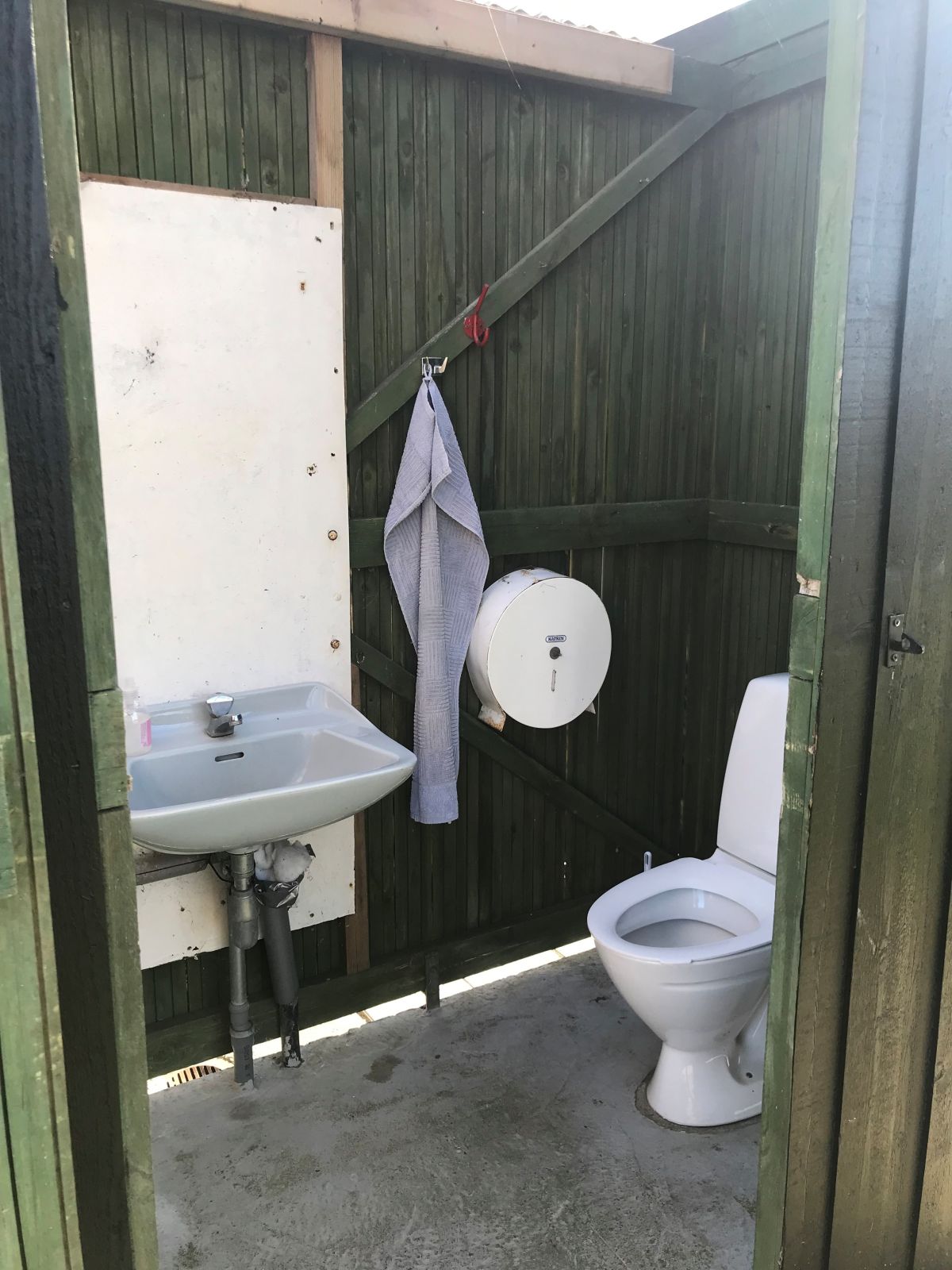 Toilet og bad med koldt vand