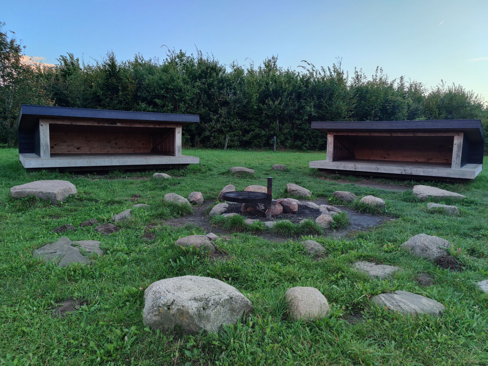 Der er plads til 8 personer i hver shelter