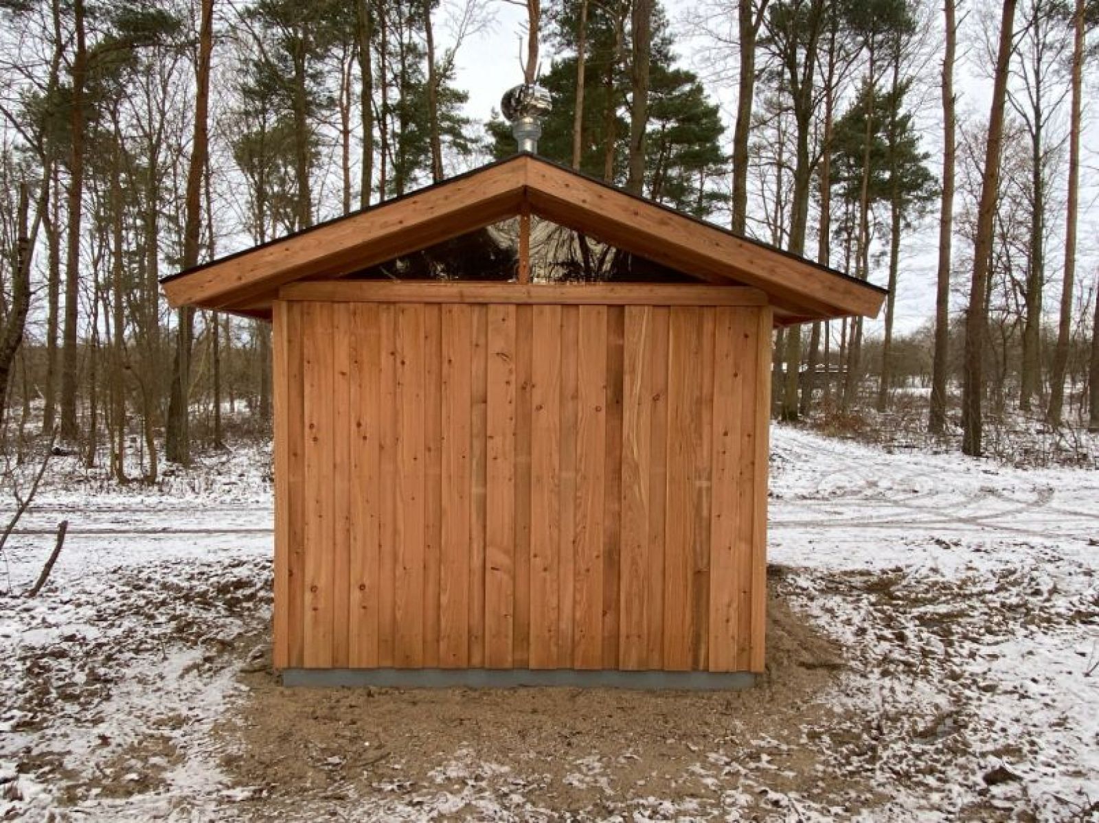 Toiletbygning bagfra