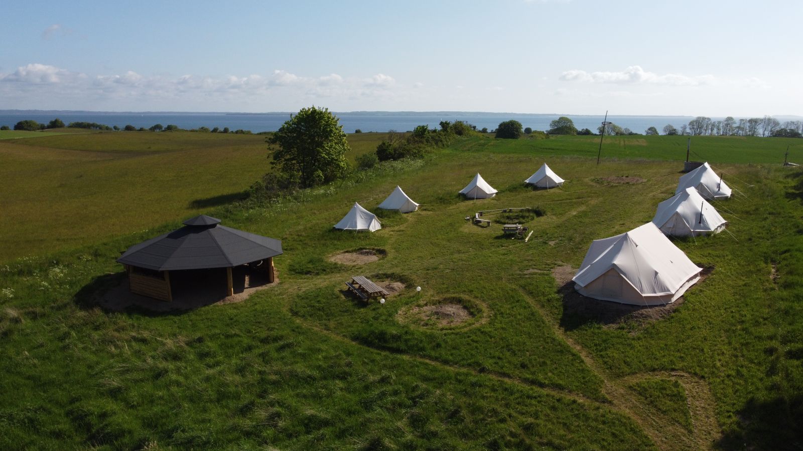 Valfarts camp med bålhytte og glampingtelte
