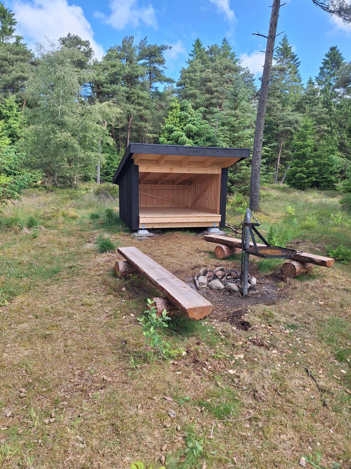 Billedet viser faciliteten med shelter og bålplads