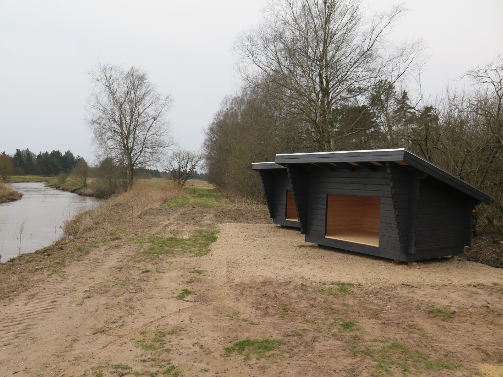 Foto af shelters på Naur kanoplads