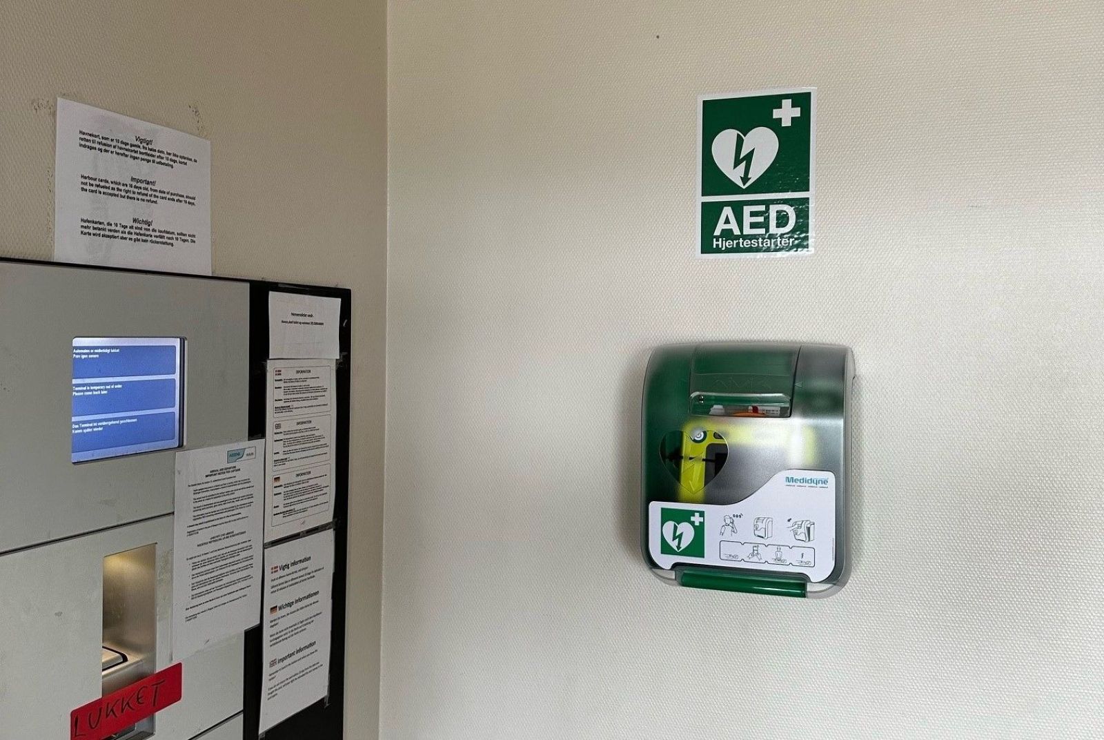 Der er flere toiletter der er egnede som handicaptoilet. Der er også indrettet et baderum for handicappede (mod betaling). Alle toiletter har adgang ud til flisebelagt område.