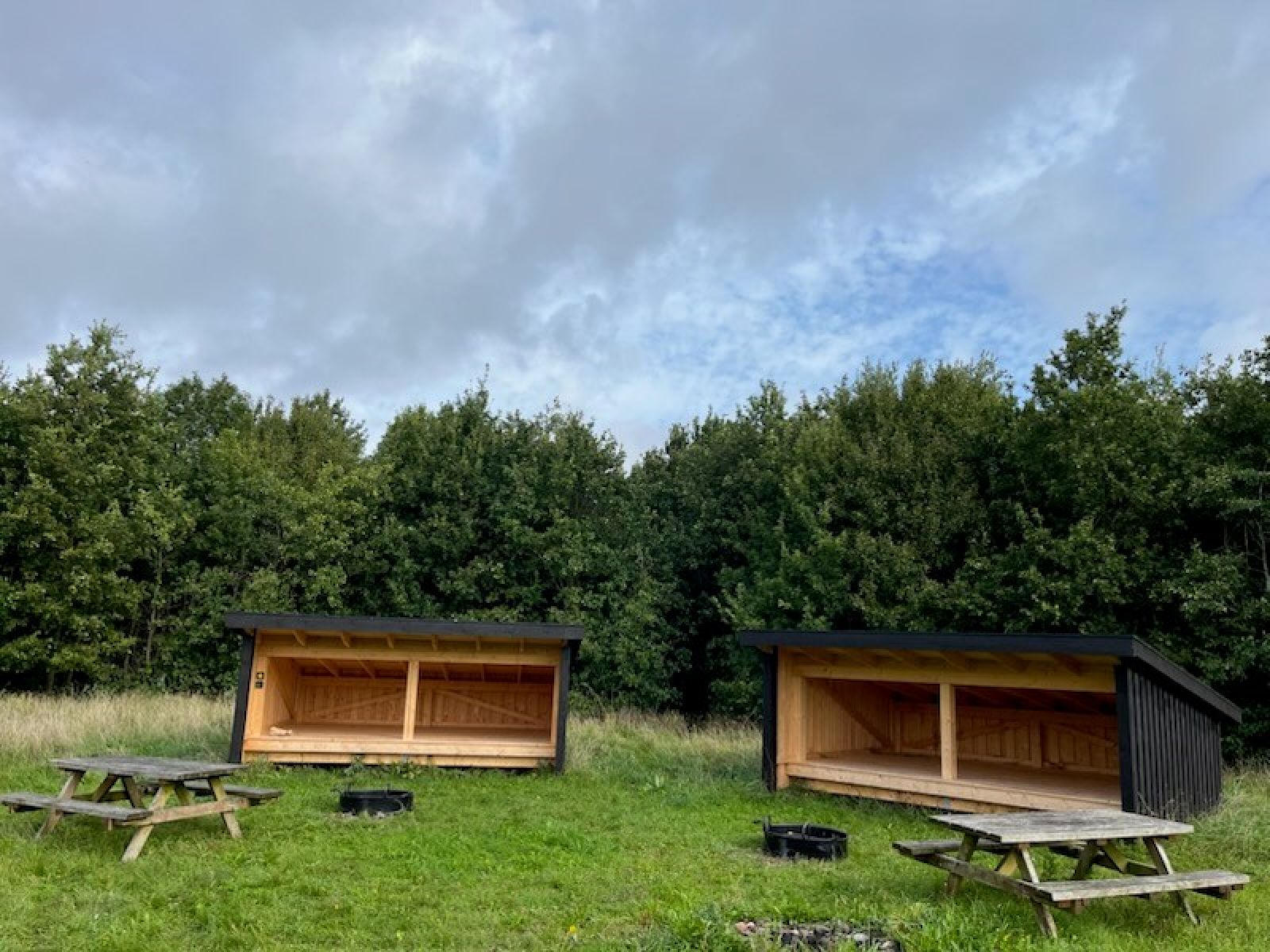 Shelter med grillsted og borde/bænke