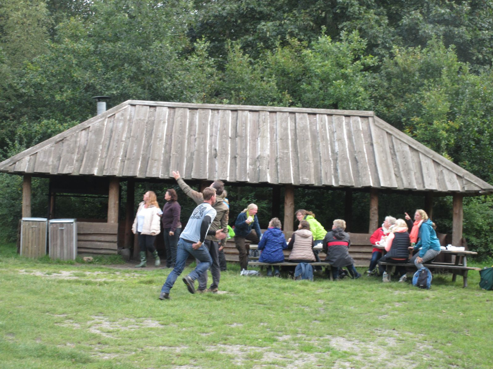 Bålhytte med siddepladser udenfor.