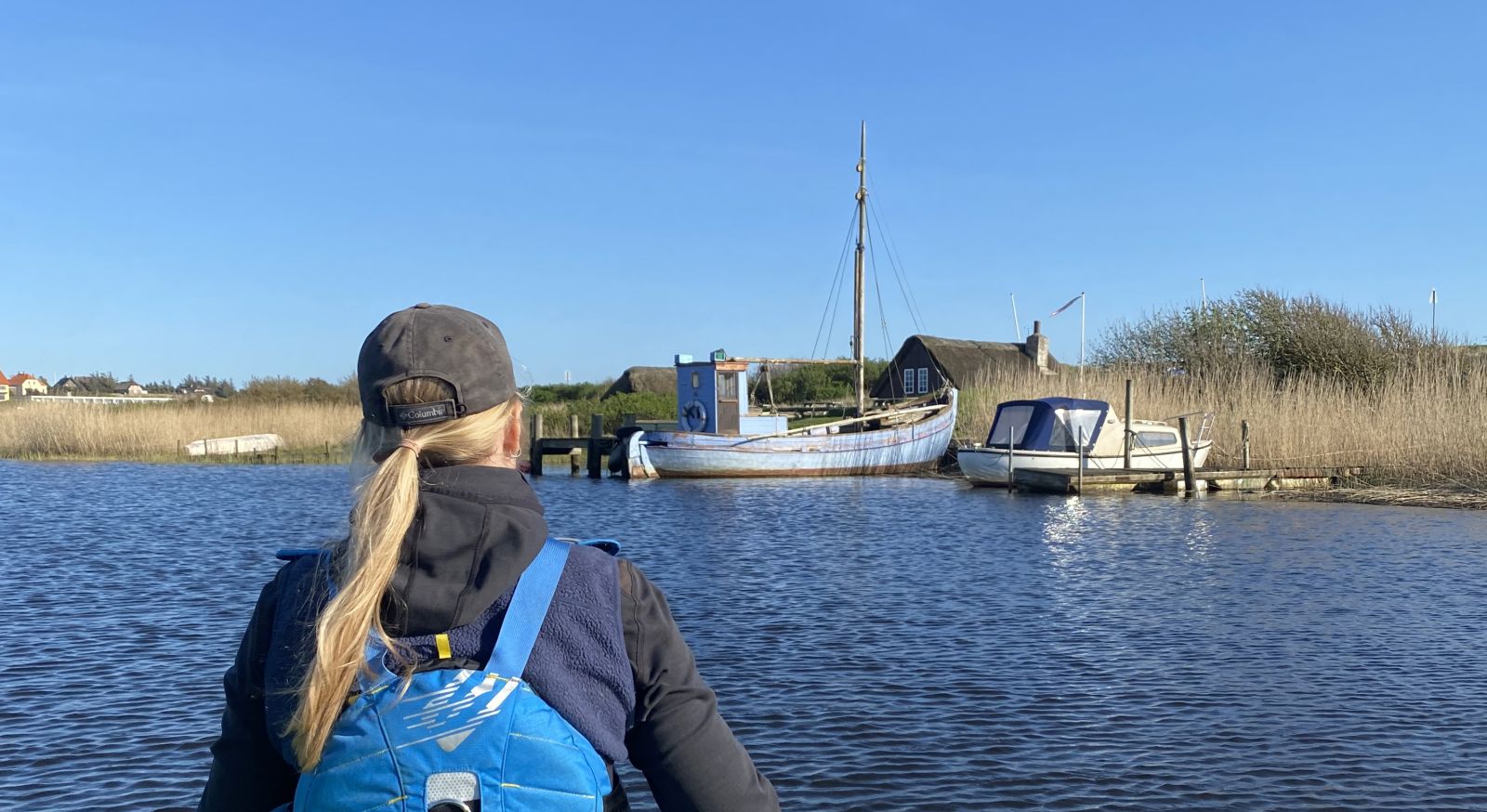 Gødel Kanal ender ud i Tipperne. Her ligger nogle små fiskerhuse og sejlbåde.