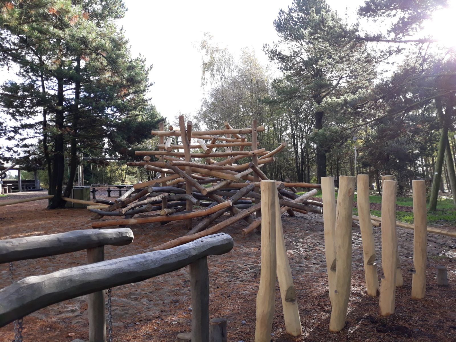 Naturlegeplads med madpakkehus i baggrunden