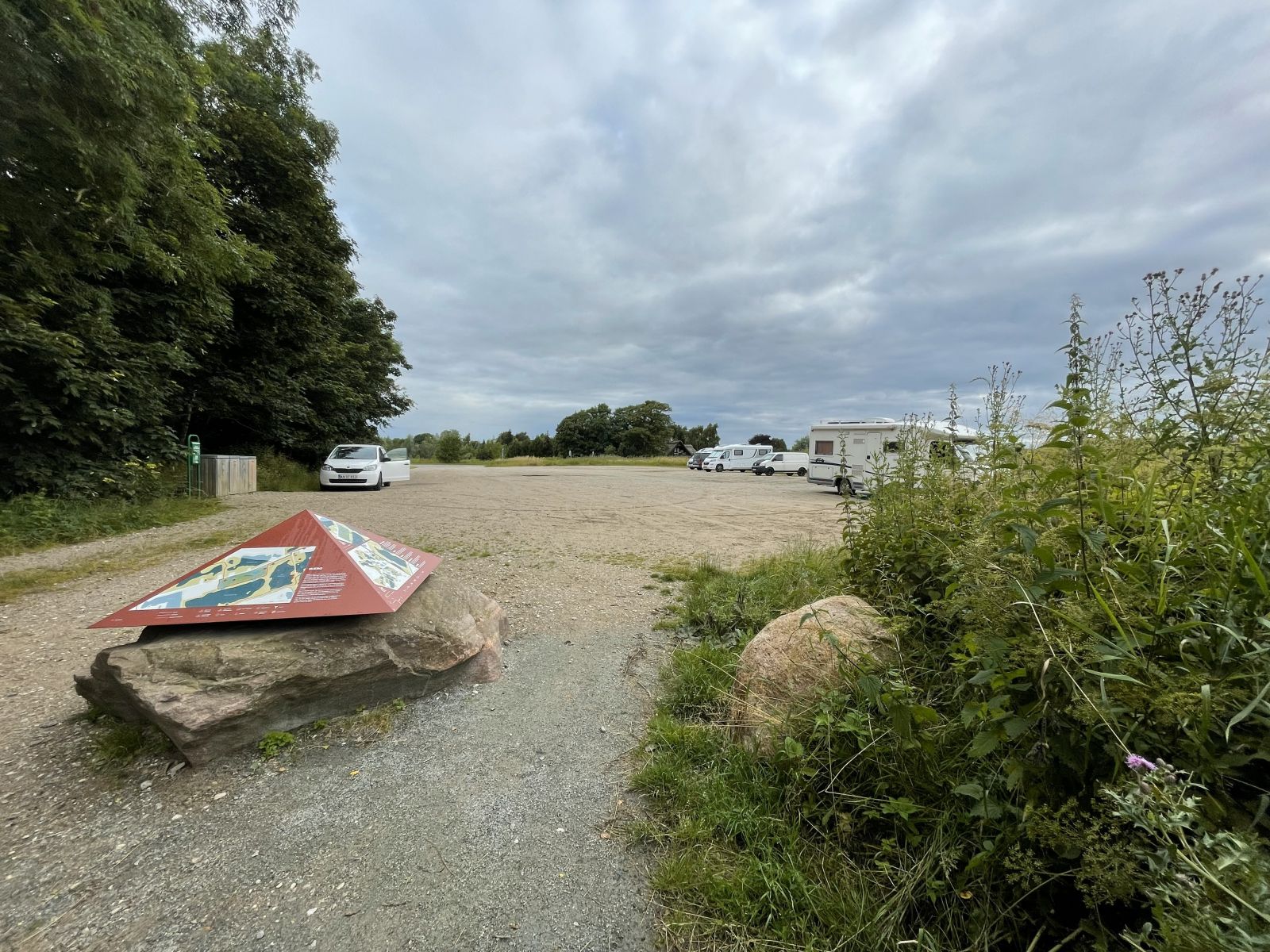 En af de mange p-pladser i området og en formidlingspyramide. 