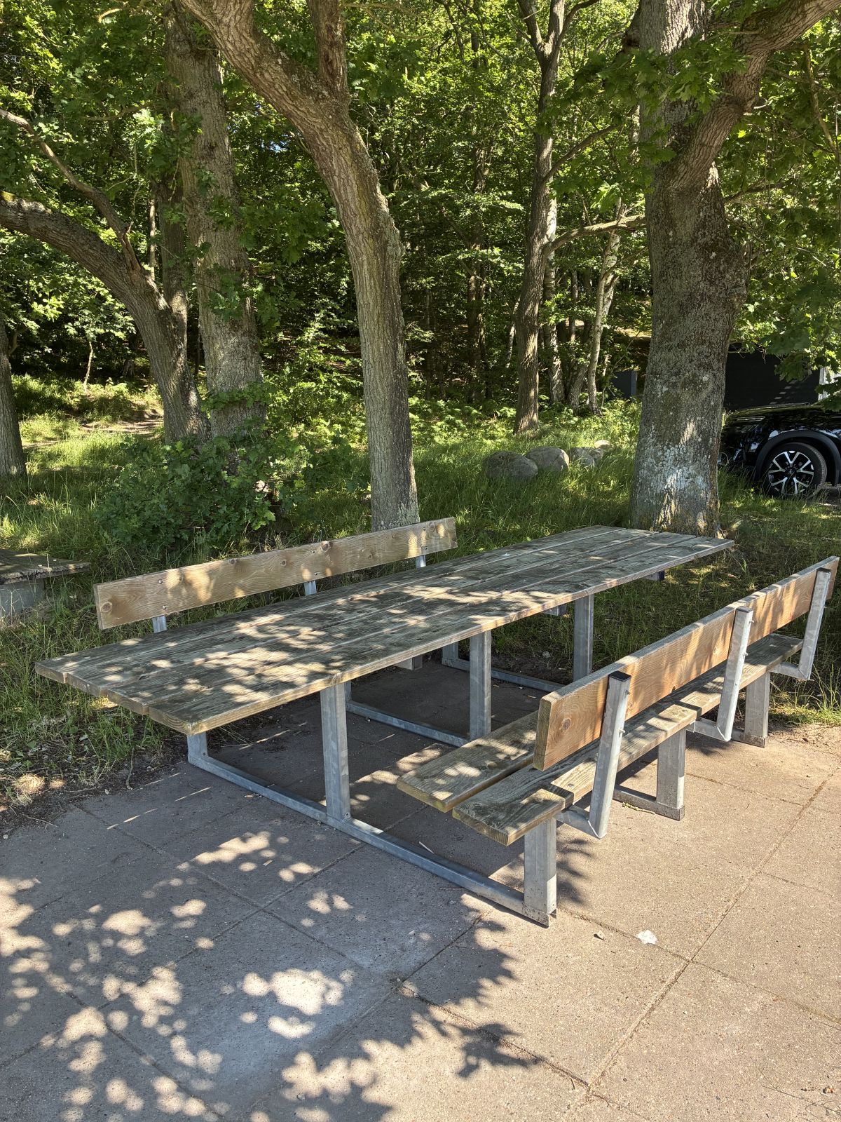 Bord/bænksæt hvor der er plads til kørestol ved enden