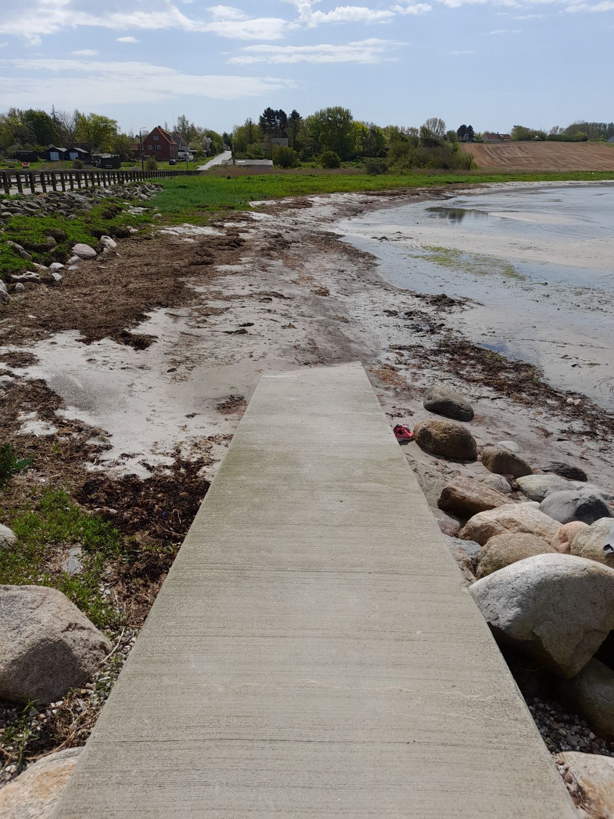 Betonrampe der fører ned til sandstranden. Bredde 140 cm. 