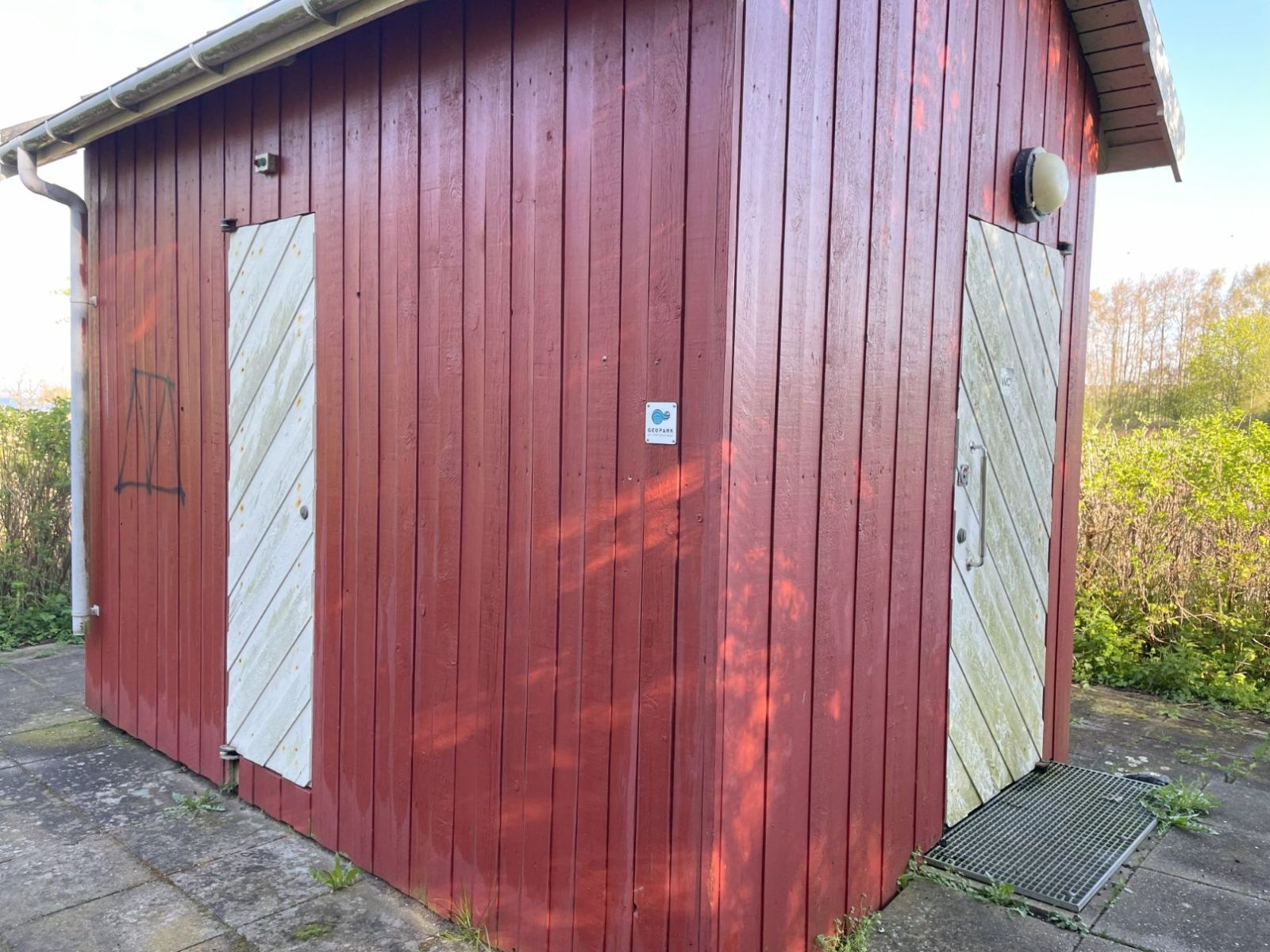 Indgang til toiletbygningen