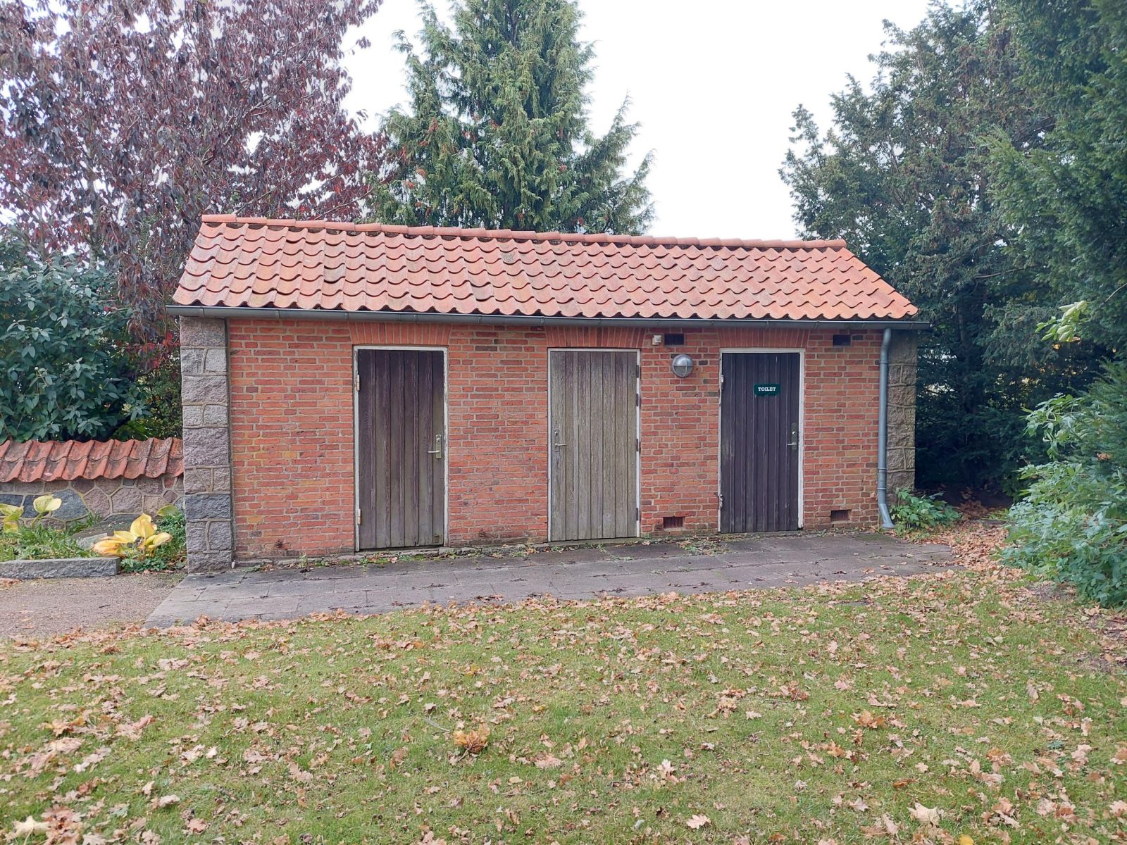 Toiletbygning på Haslev Kirkegård