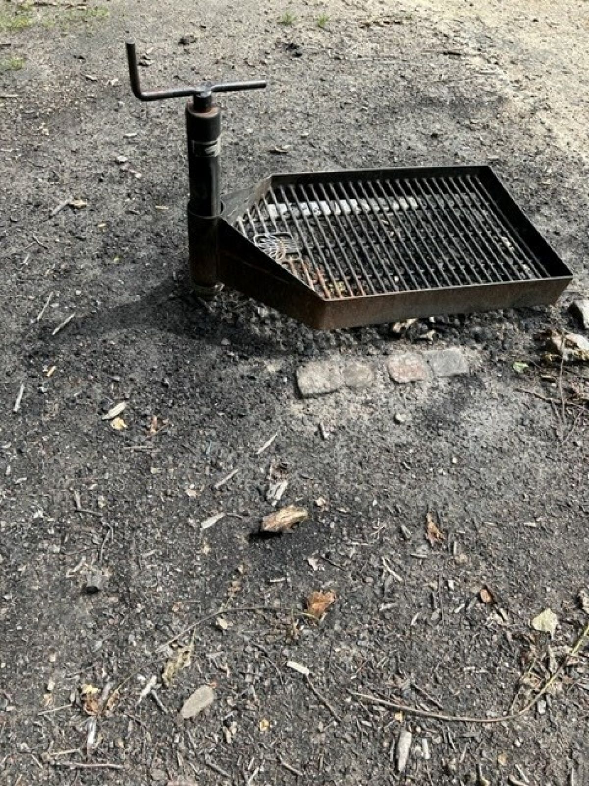 Underlaget ved grillen er fast trampet jord