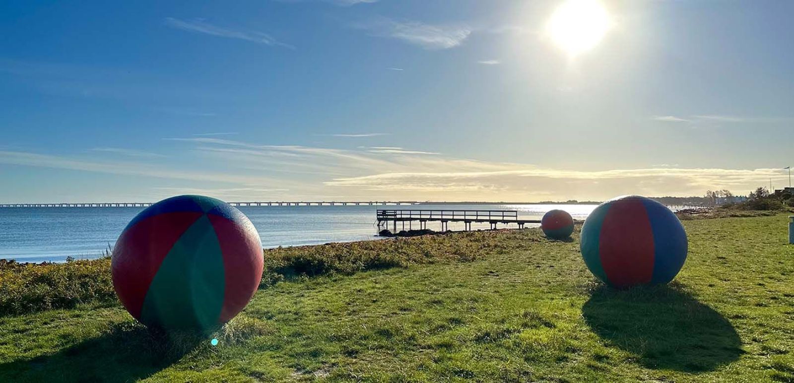 Kunstbadebolde på stranden ved Hotel Nyborg Strand med udsigt til Storebælt.