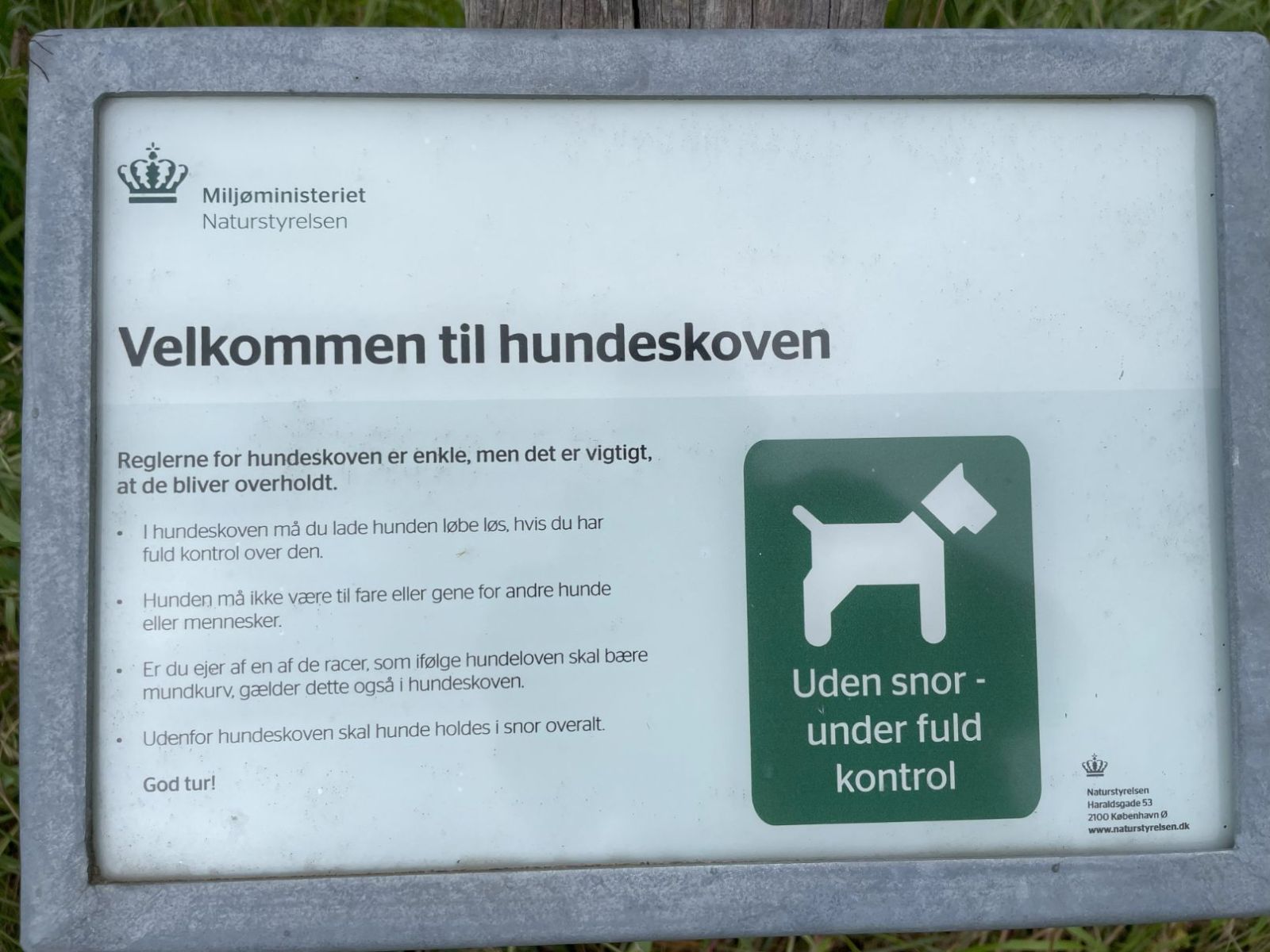 Skilt ved hundeskoven med regler