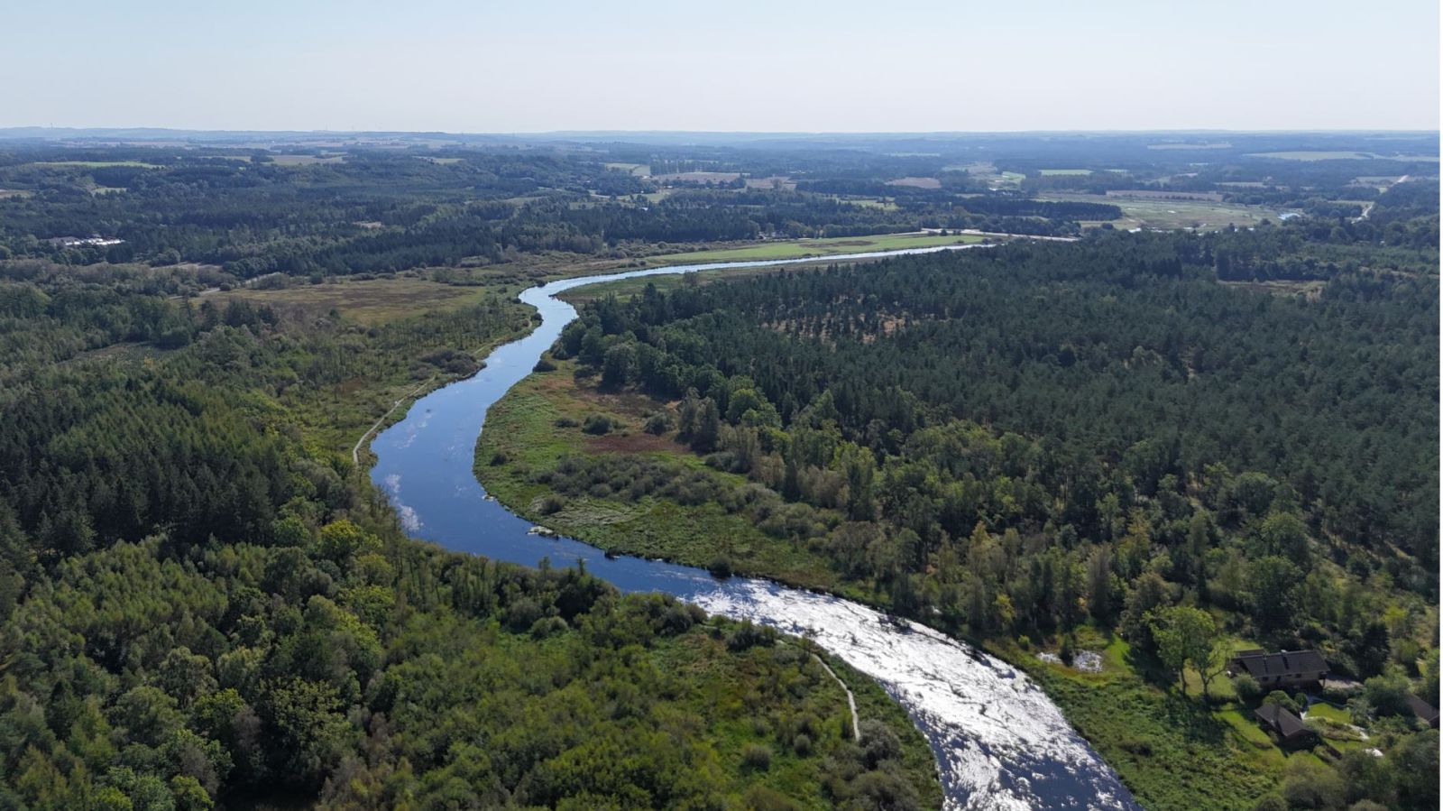 Gudenå, dronefoto fra Vejerslev Skov mod Kongensbro