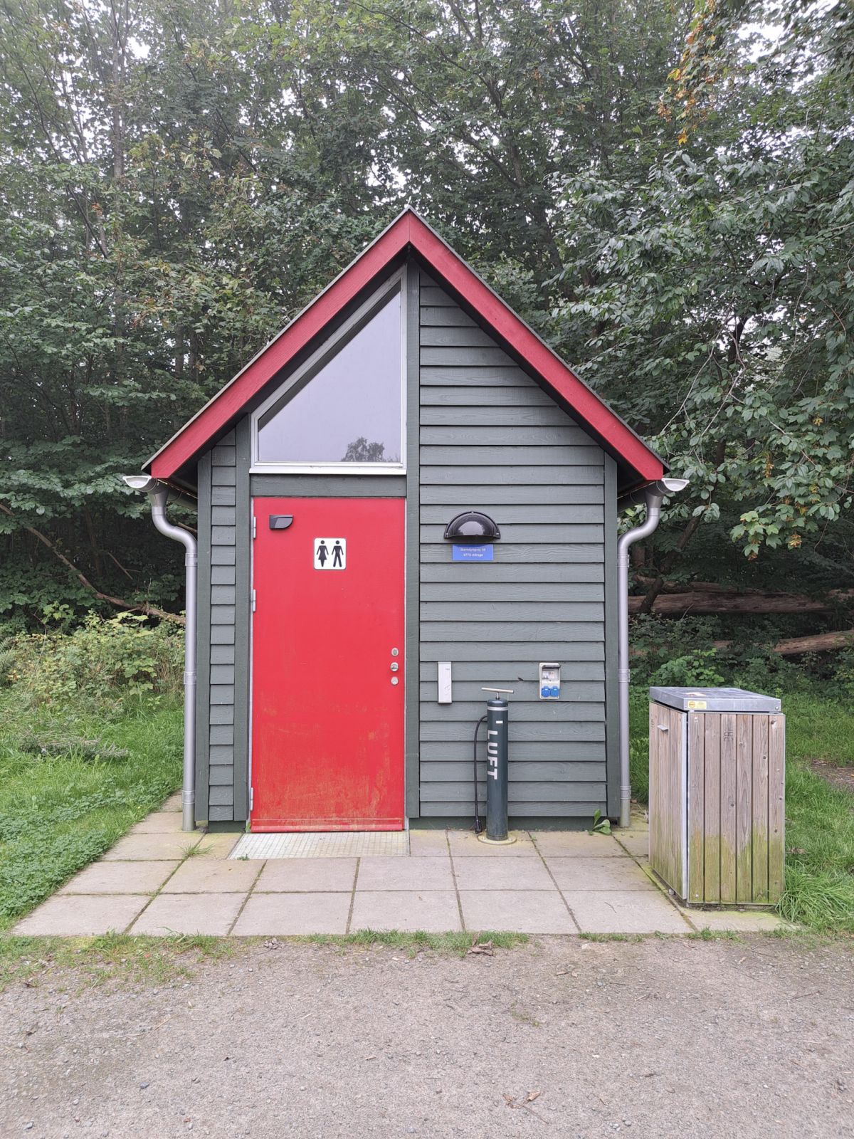 På billedet ses toilettet ved Ravnedalens parkeringsplads
