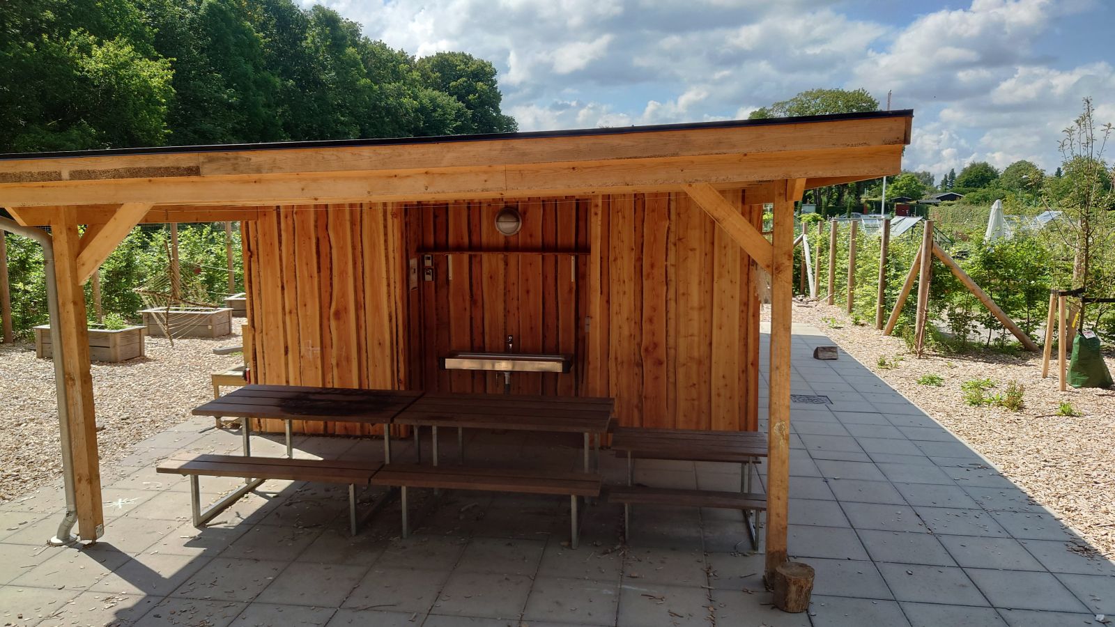 Skur med toilet, strøm og vask