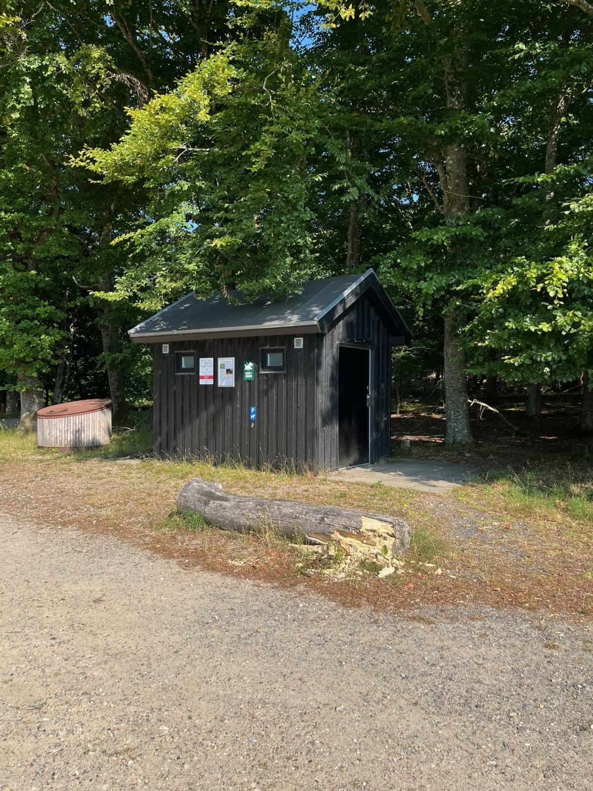 Toilet og affaldsmolok ved Slotved Skov - hovedparkeringsplads.