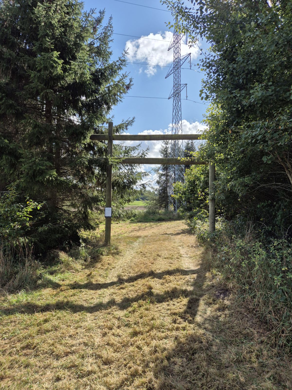Pladsen findes for enden af en lille markvej. Adgang kun for gående eller cyklende