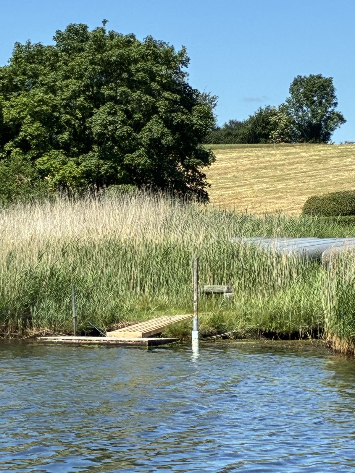Lille træbro der flyder i vandoverfladen