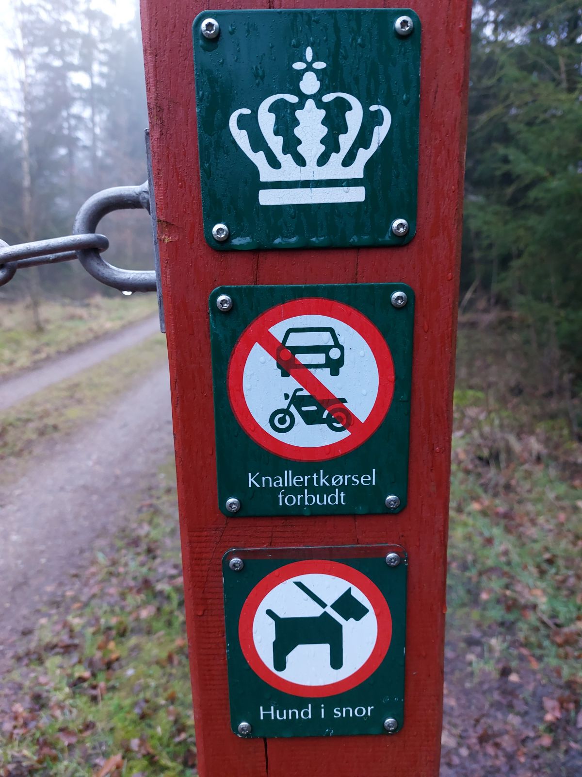 Pictogrampæl og kæde over vejen