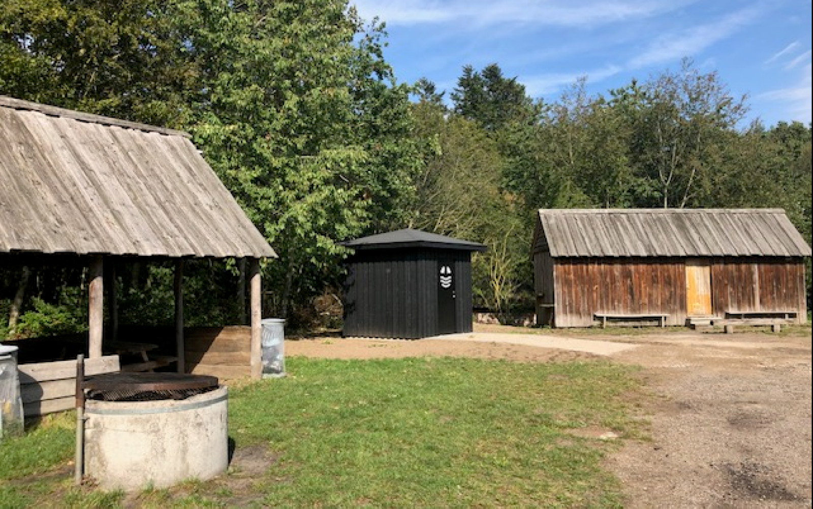 Toilettet er et handicaptoilet med nem adgang for kørestole