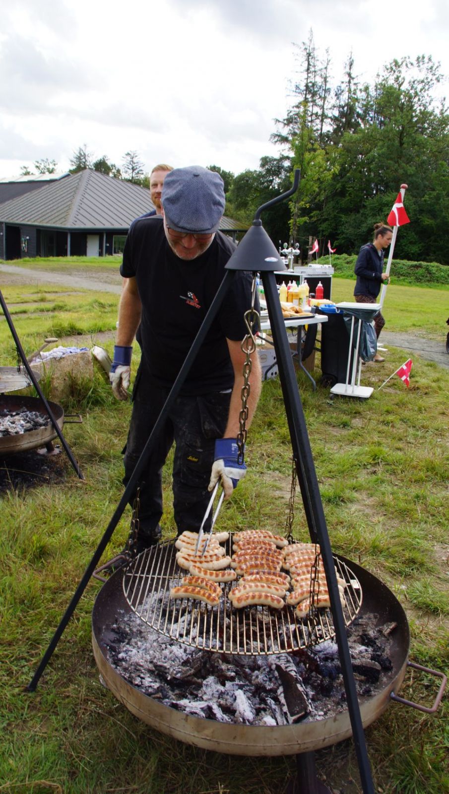 Madlavning kan foregå på to Bon-fire-sæt.