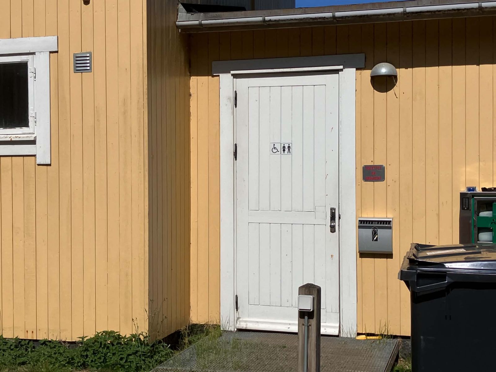 Dør til toilettet med rampe og automatisk opluk
