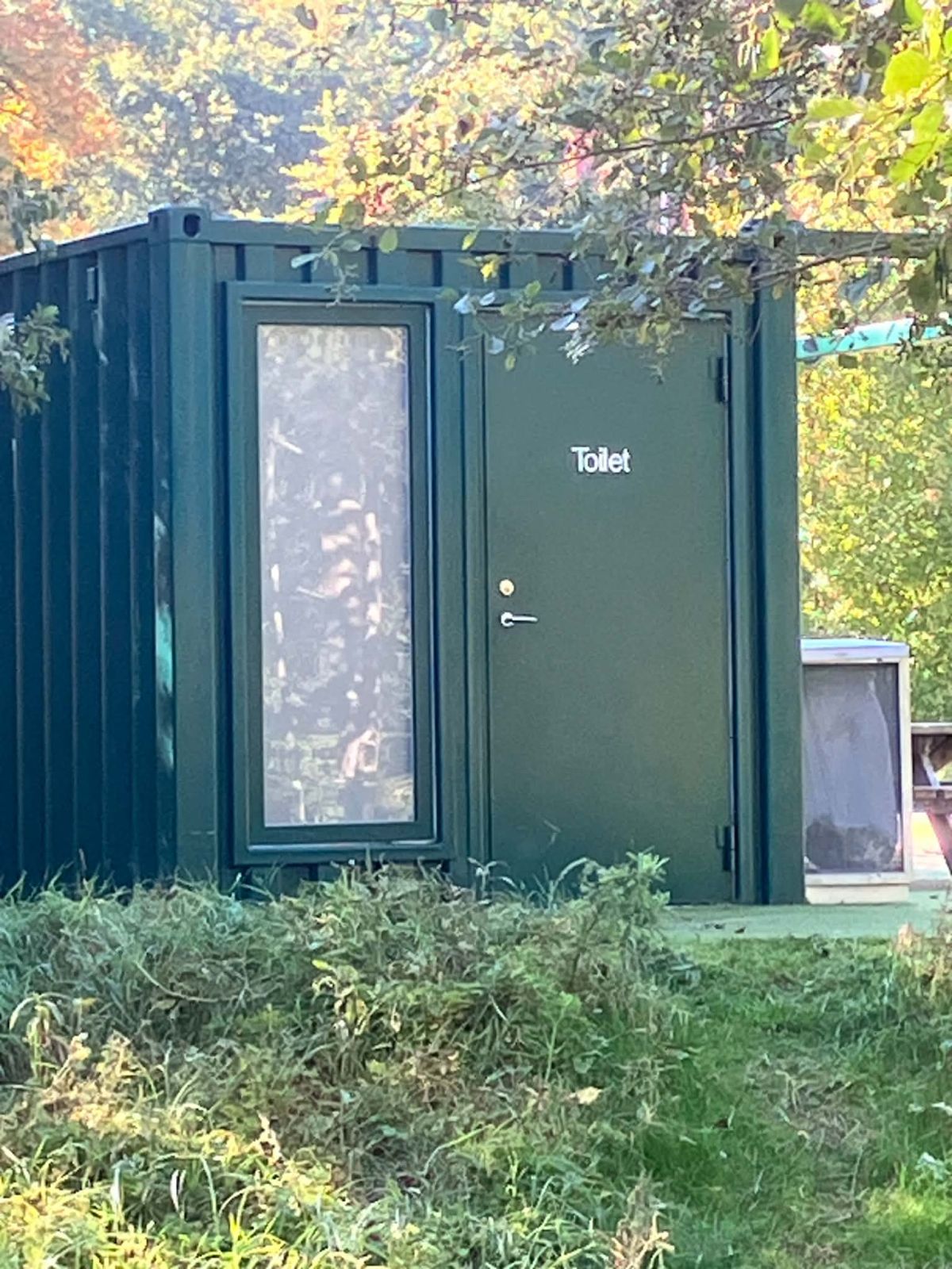 Toiletbygning på gummiunderlag
