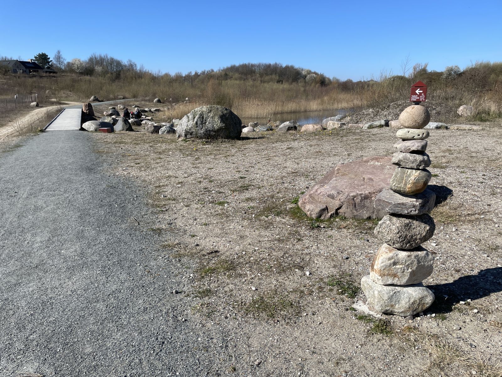 Følg stenvarden de 18 km rundt i området. 