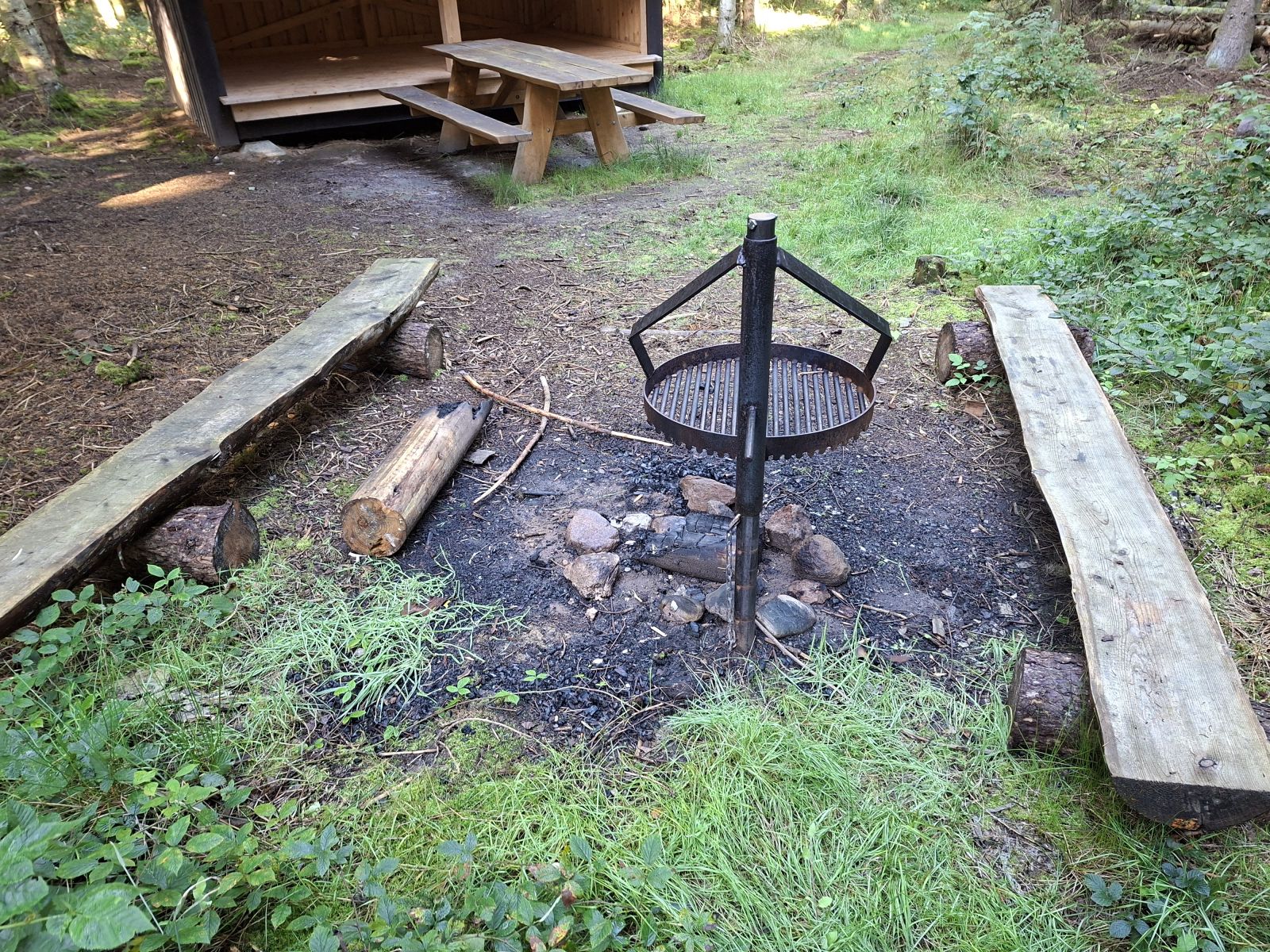 bålplads med grill, bor og bænke
