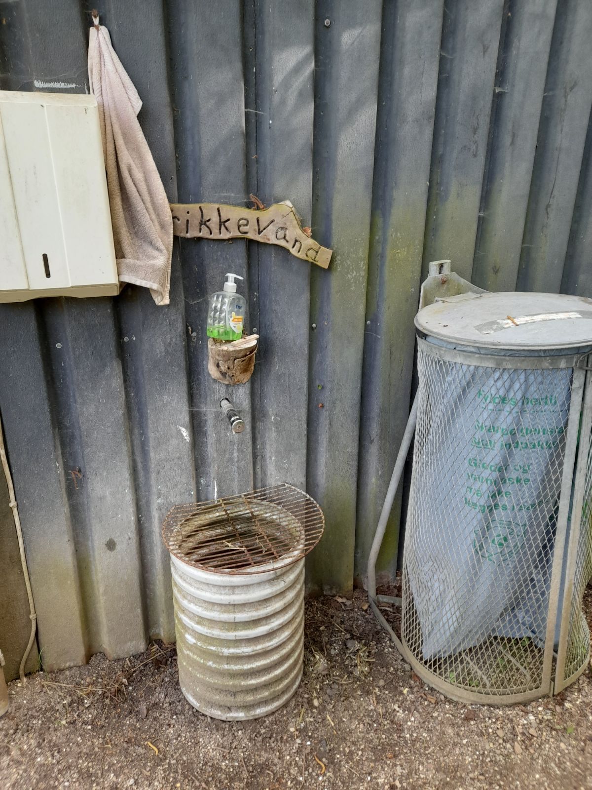Vandhanen på bygningen ved siden af toilettet. 