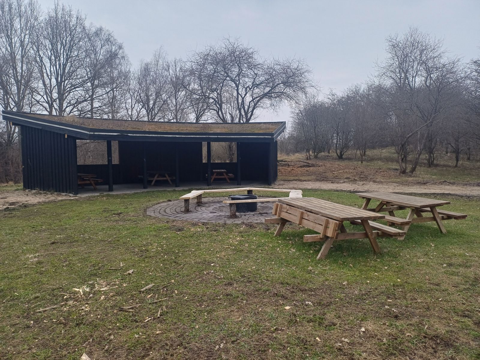 Madpakkehus og bålsted