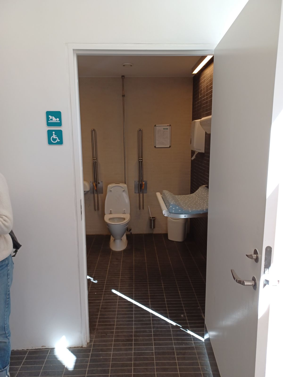 Indgangen til handicaptoilettet. Uden niveauspring.