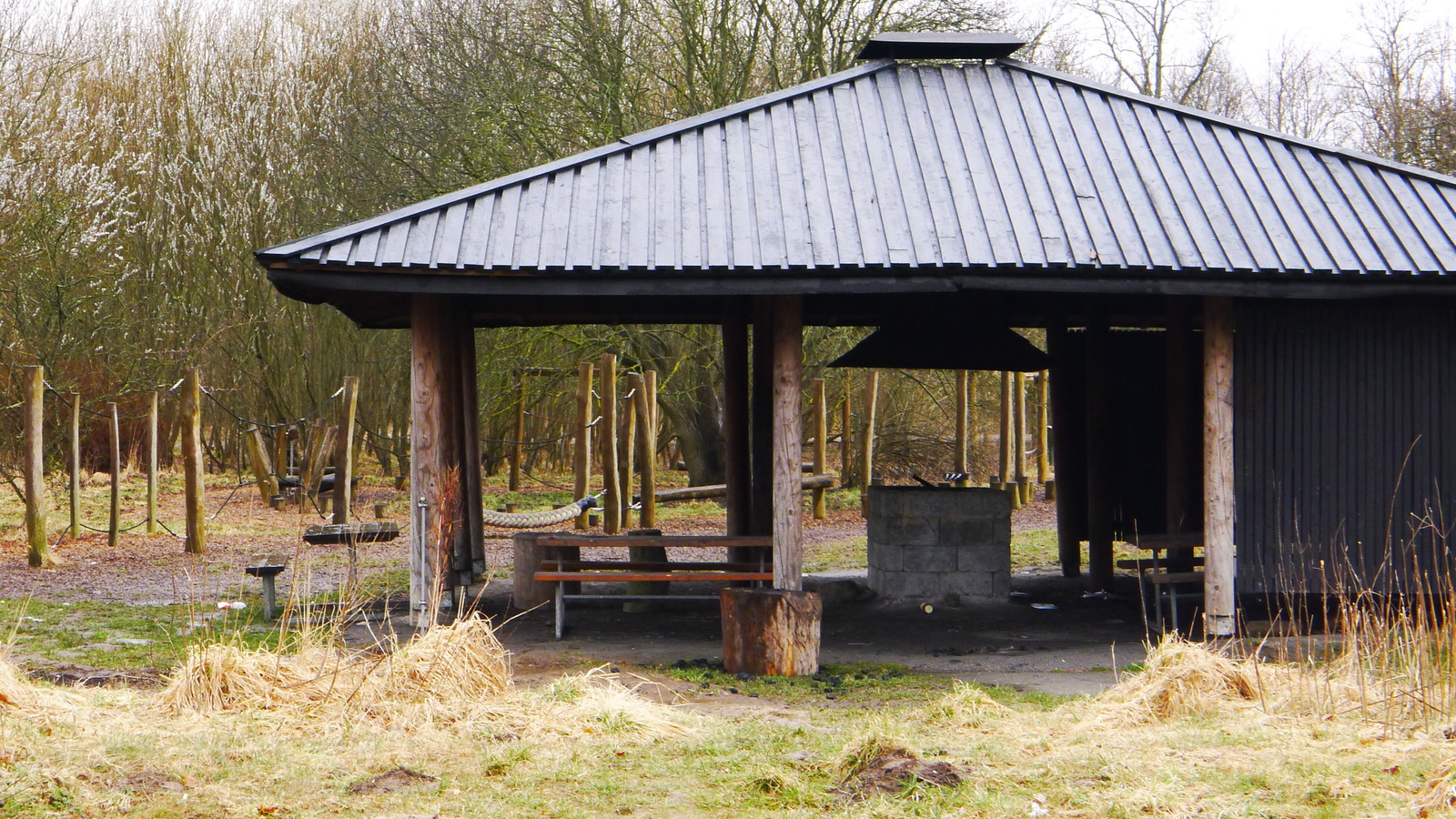 Efterårs oversigtsbillede af bålhytten.