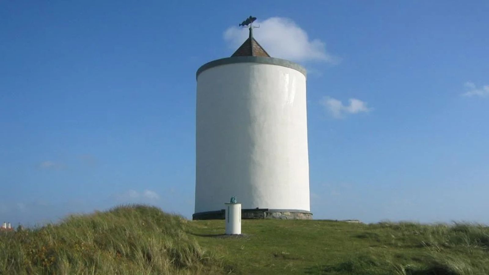 Vandtårnet og solhvervssøjlen.