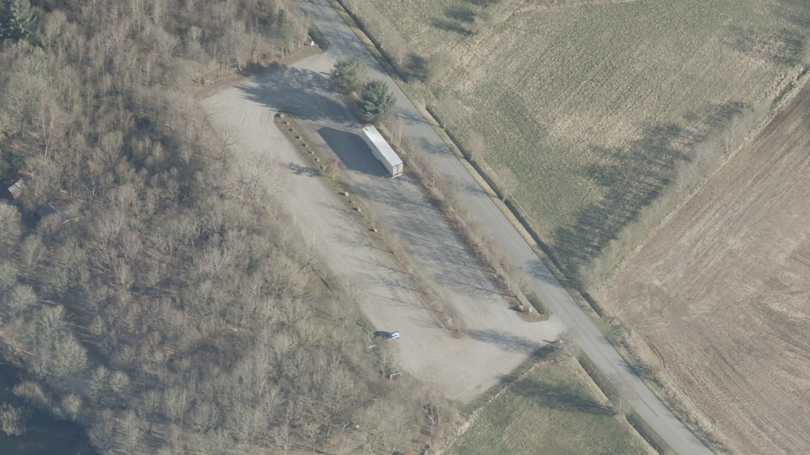 Luftfoto af parkeringsplads ved Kvie Sø