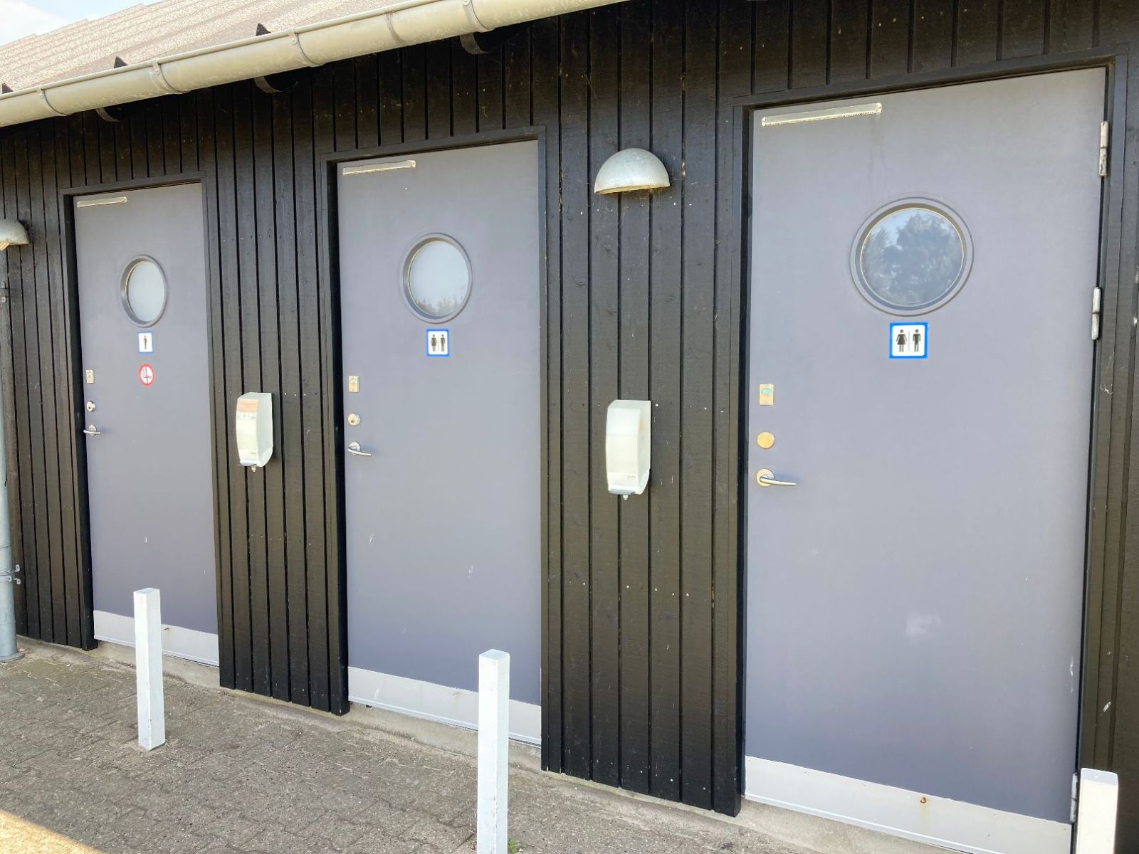 Der er flere toiletter der er egnede som handicaptoilet. Der er også indrettet et baderum for handicappede (mod betaling). Alle toiletter har adgang ud til flisebelagt område.