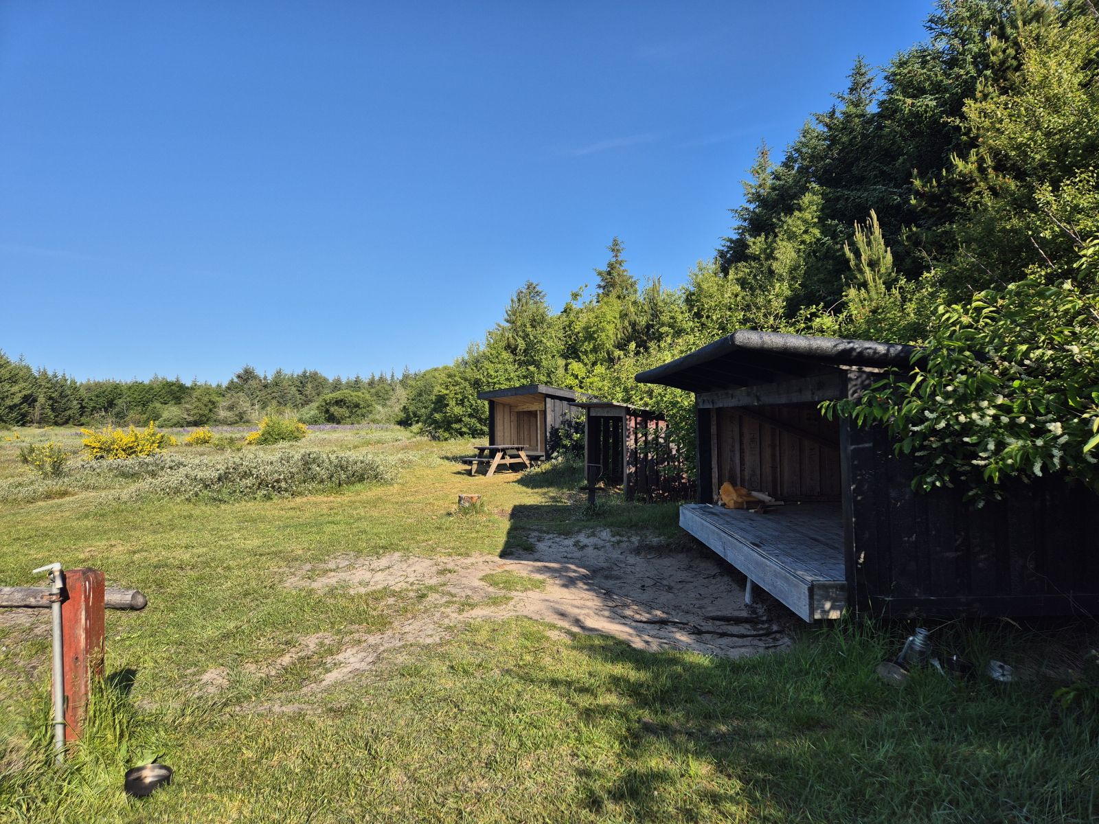 Primitiv plads med 2 sheltere