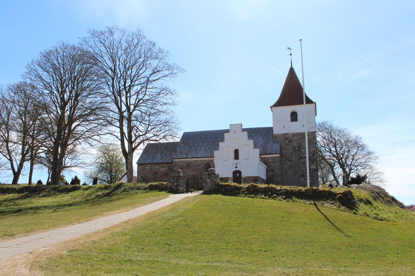Der er parkeringsmuligheden ved stien, der fører til kirken.